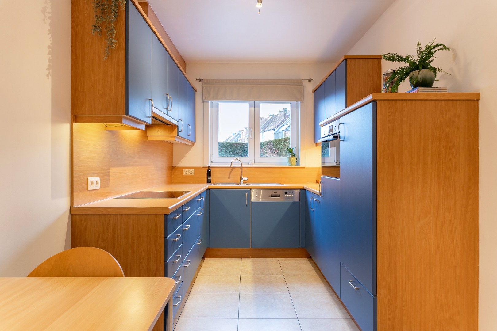 Instapklaar gelijkvloers appartement met 2 slaapkamers, garagebox en ruim terras (35 m²) aan TOP ligging in Halle 