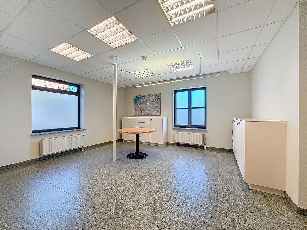 Commercieel gelegen kantoorruimte nabij E17 te centrum Olsene 