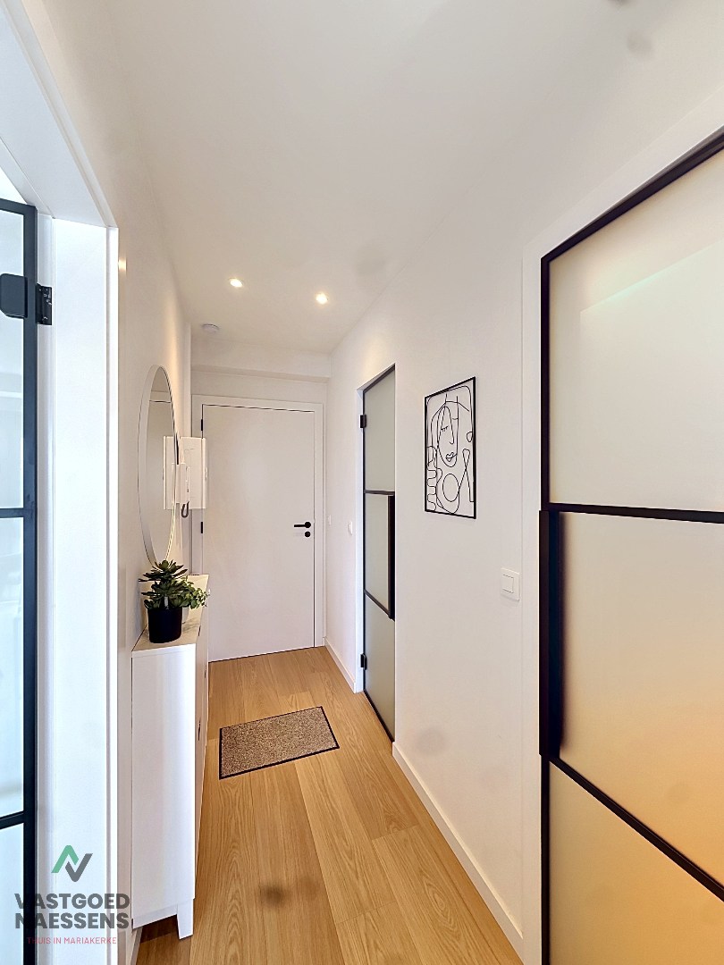 Nouvel appartement rénové d'une chambre avec vue latérale sur la mer. 