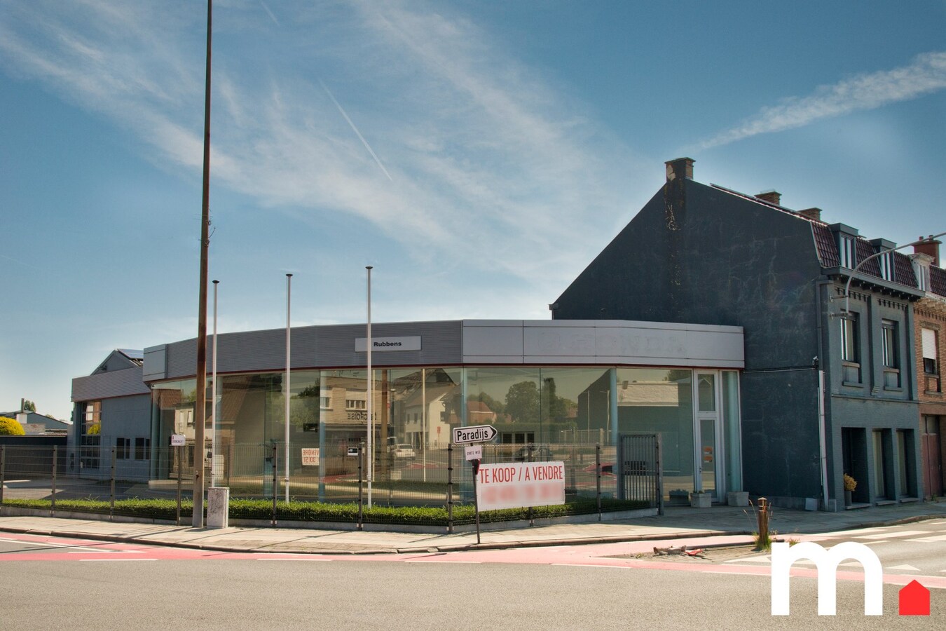 Multifunctioneel bedrijfsgebouw (Showroom + Atelier + Woning) op toplocatie te Rekkem ! 