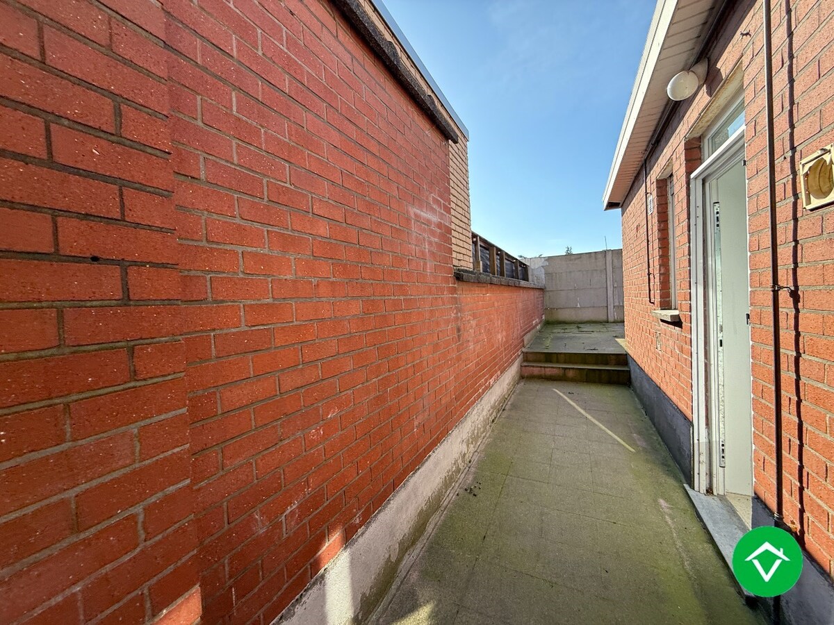 Instapklare rijwoning met 2 slaapkamers, zolder en koer in centrum Roeselare 