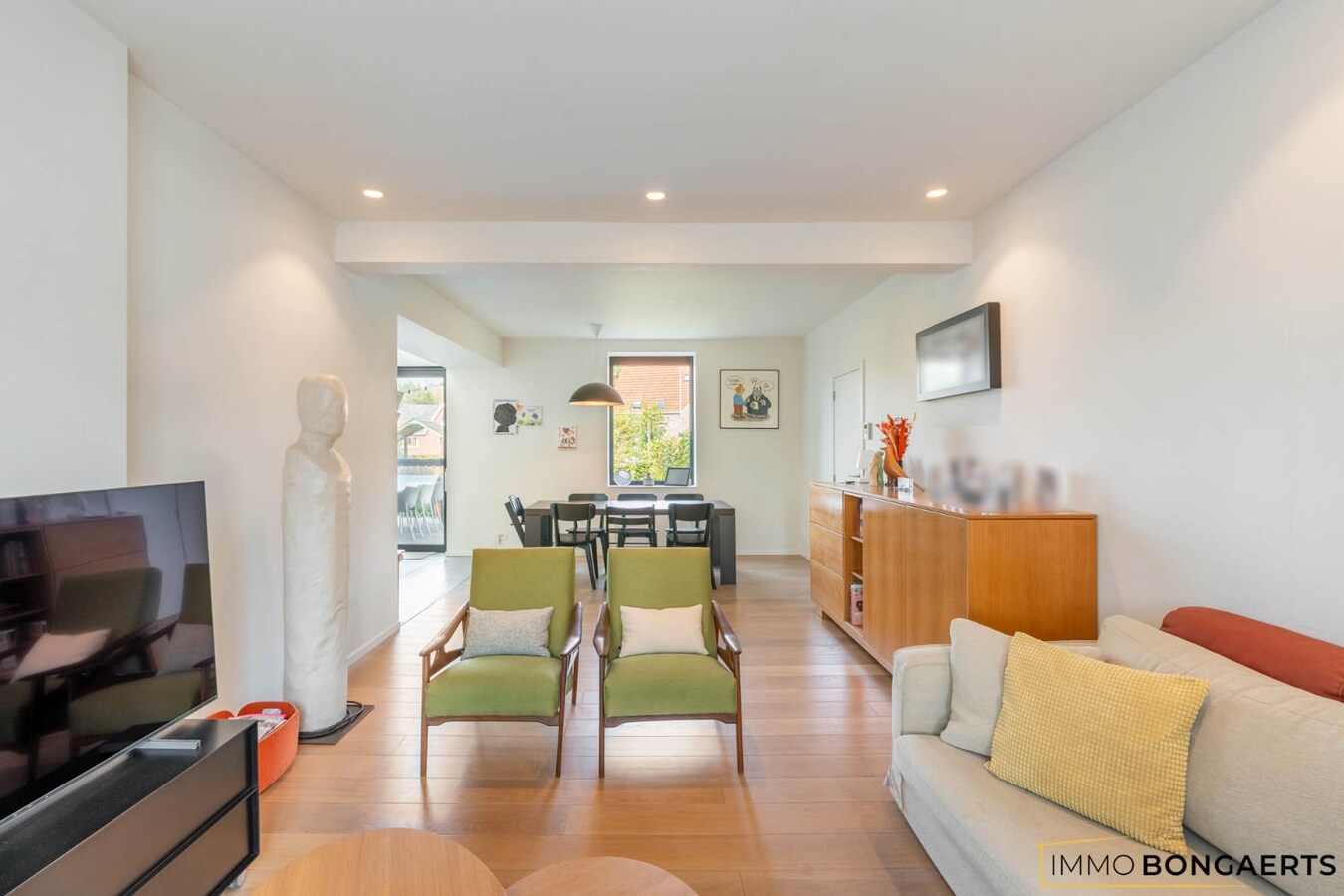 Ruime woning met garage, tuin en drie slaapkamers 