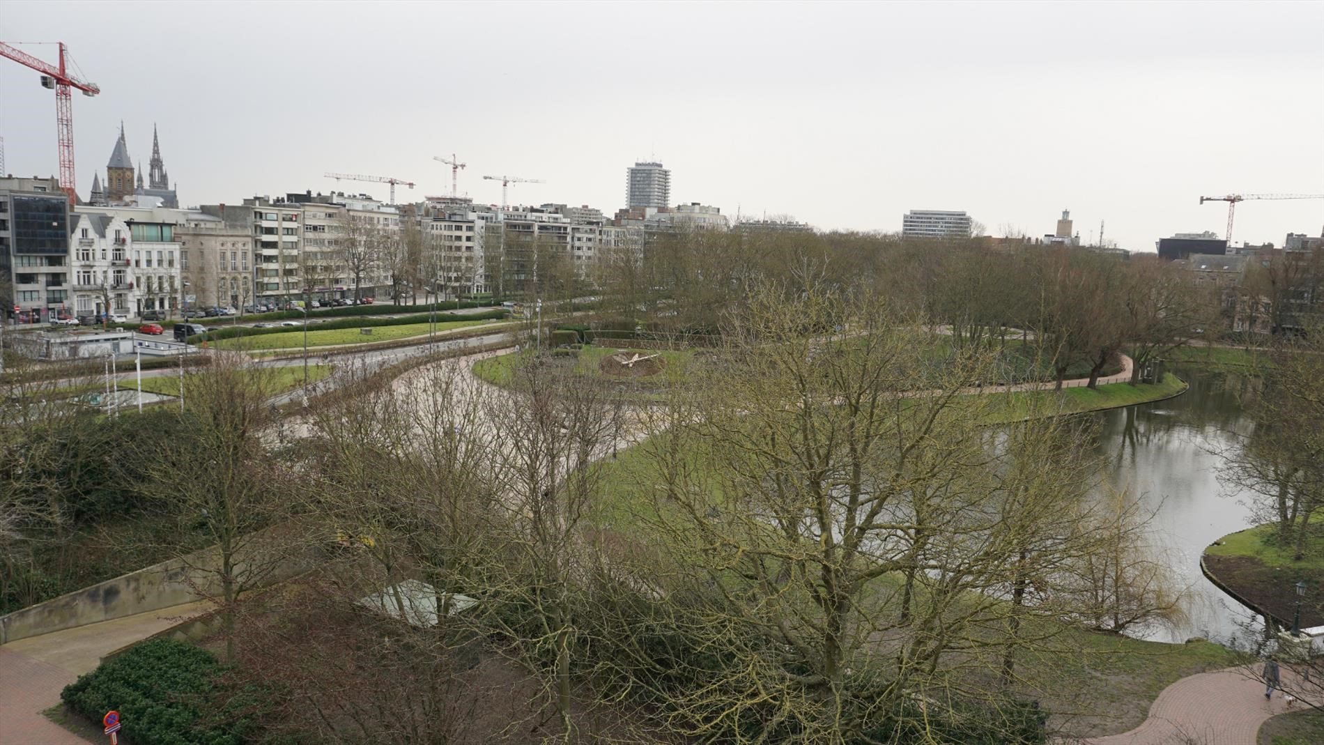 PRACHTIG VERNIEUWD APP. MET  ZICHT OP PARK 