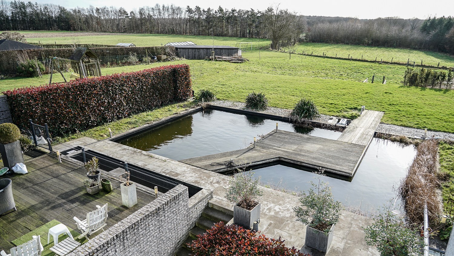 Dorne : moderne woning met parktijkruimte / bureel, volwaardige kelderverdieping, terras, zwemvijver en weide. Prachtig uitzicht. 