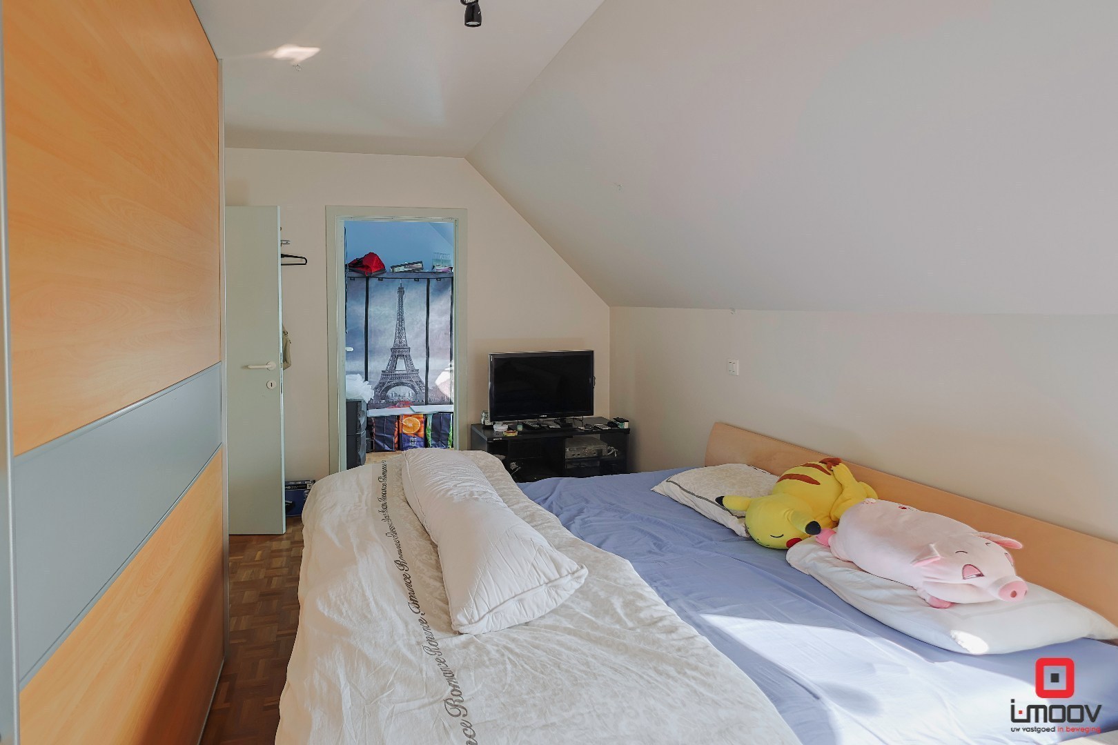 Lichtrijk en huiselijk triplexappartement met 4 slaapkamers en 2 garages te Gent 