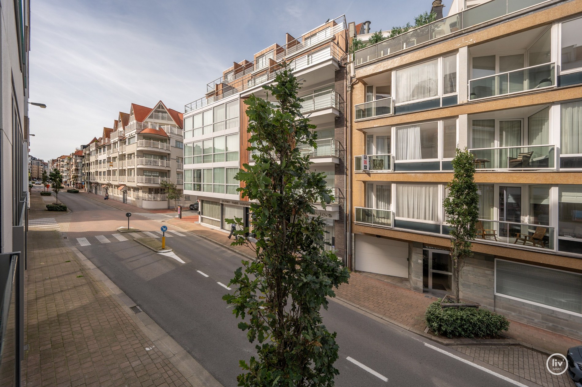 Résidence Akropolis : appartement rénové (largeur de façade d'environ 7 m) à vendre situé dans l'avenue Zoutelaan à Knokke, dans un bâtiment entièrement rénové tant à l'intérieur qu'à l'extérieur. 