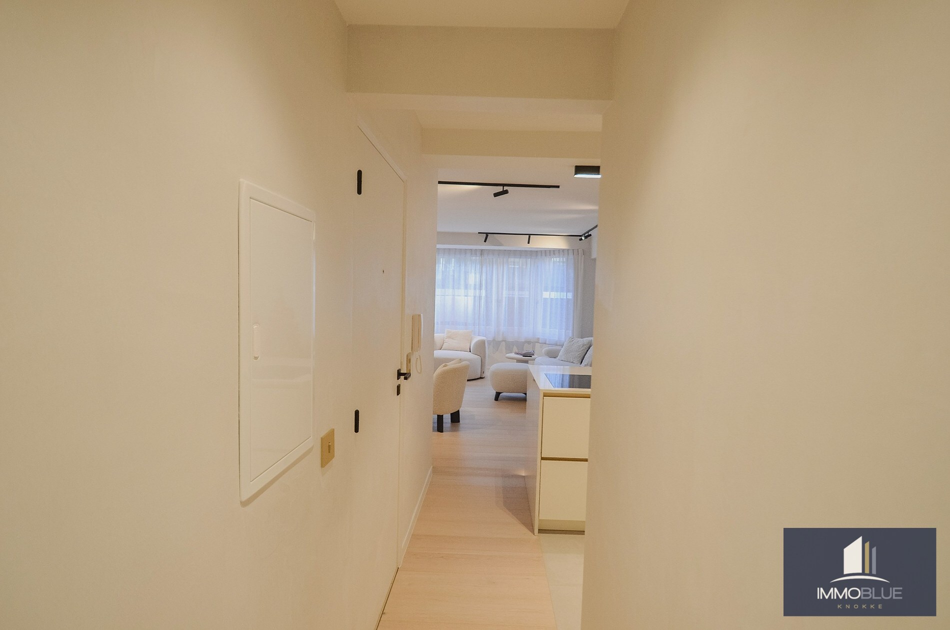 Appartement élégant entièrement rénové, à distance de marche de la mer et du centre commercial. 