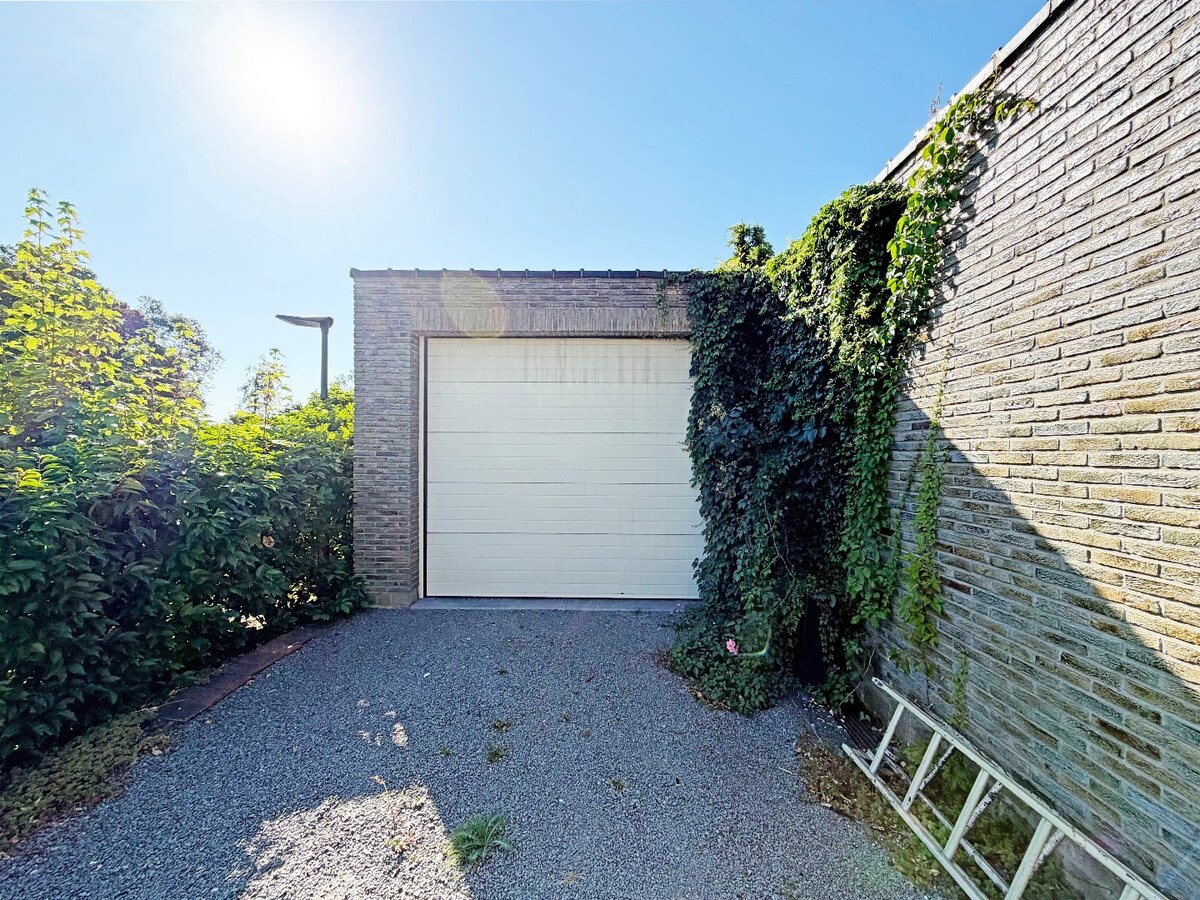 Ruime sixties villa op 3.630m² nabij dorpskern Steenhuize 