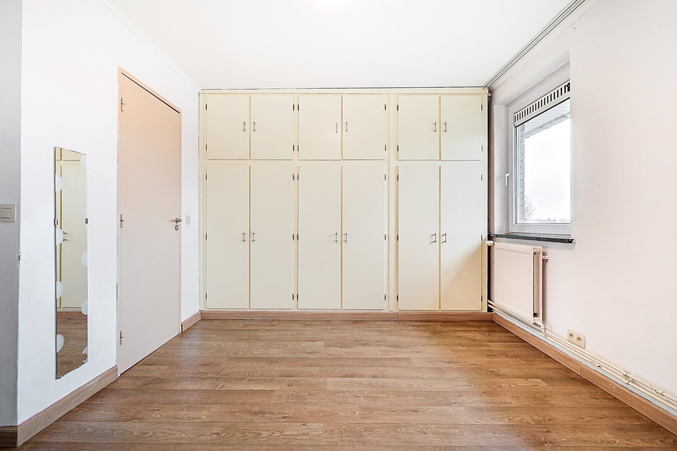 Woning met 3 (4) kamers, terras, tuintje, garage. 