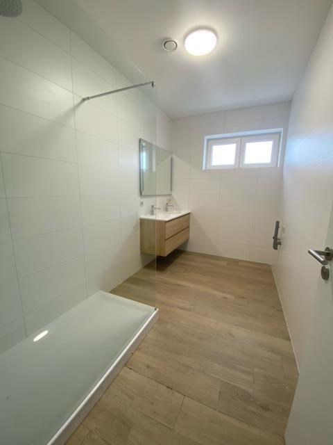 Mooi afgewerkt gelijkvloers appartement met 2 slpk. in Mol-Sluis! 