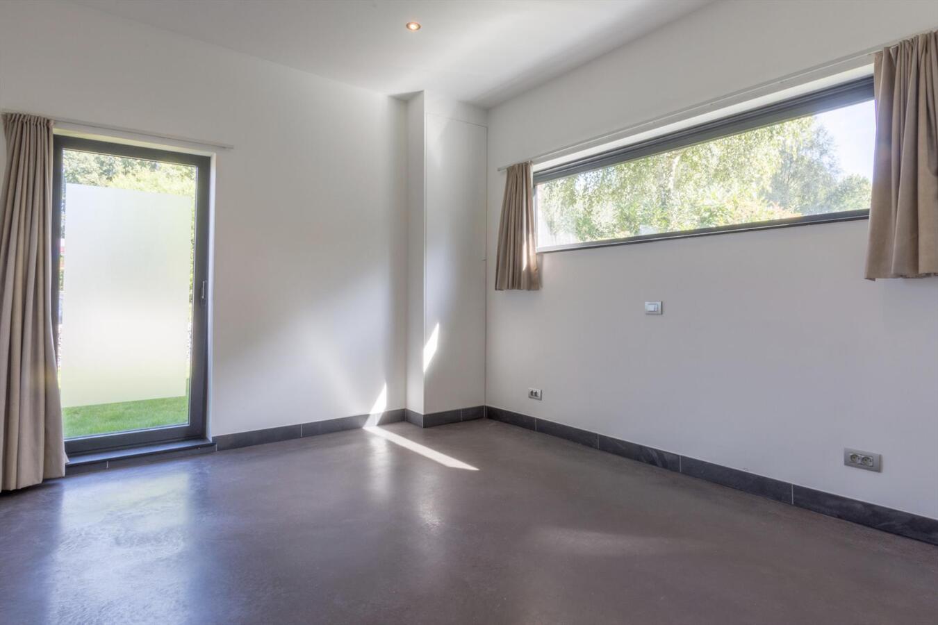 Moderne laagbouwwoning met magazijn 