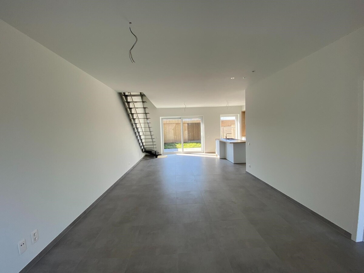 Uitstekend gelegen nieuwbouwwoning met autostaanplaats en fietsenberging 