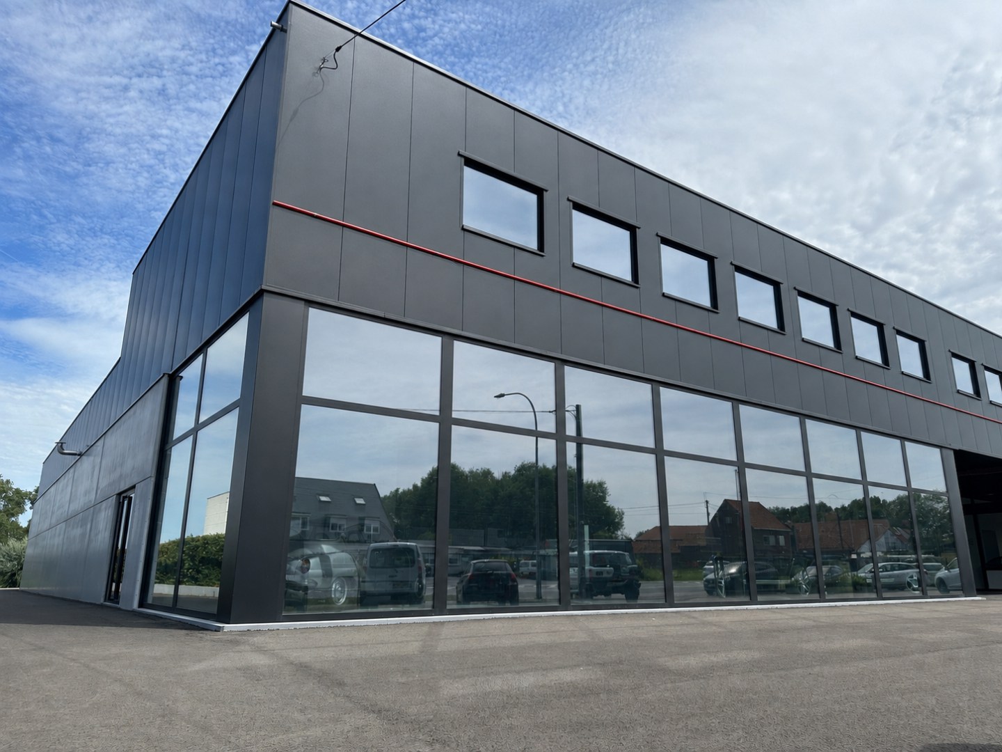 Prachtige kantoorruimte, 275 m², met private parking, gunstig gelegen te Torhout. 