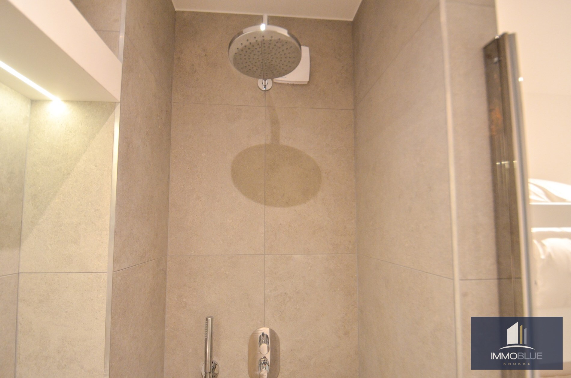 Appartement intemporel, récemment entièrement rénové, avec vue latérale sur la mer, situé au Zoute. 