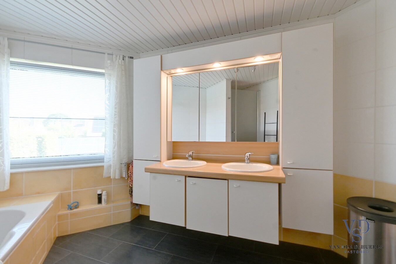 Tijdloze villa met zwembad in residentiële wijk 