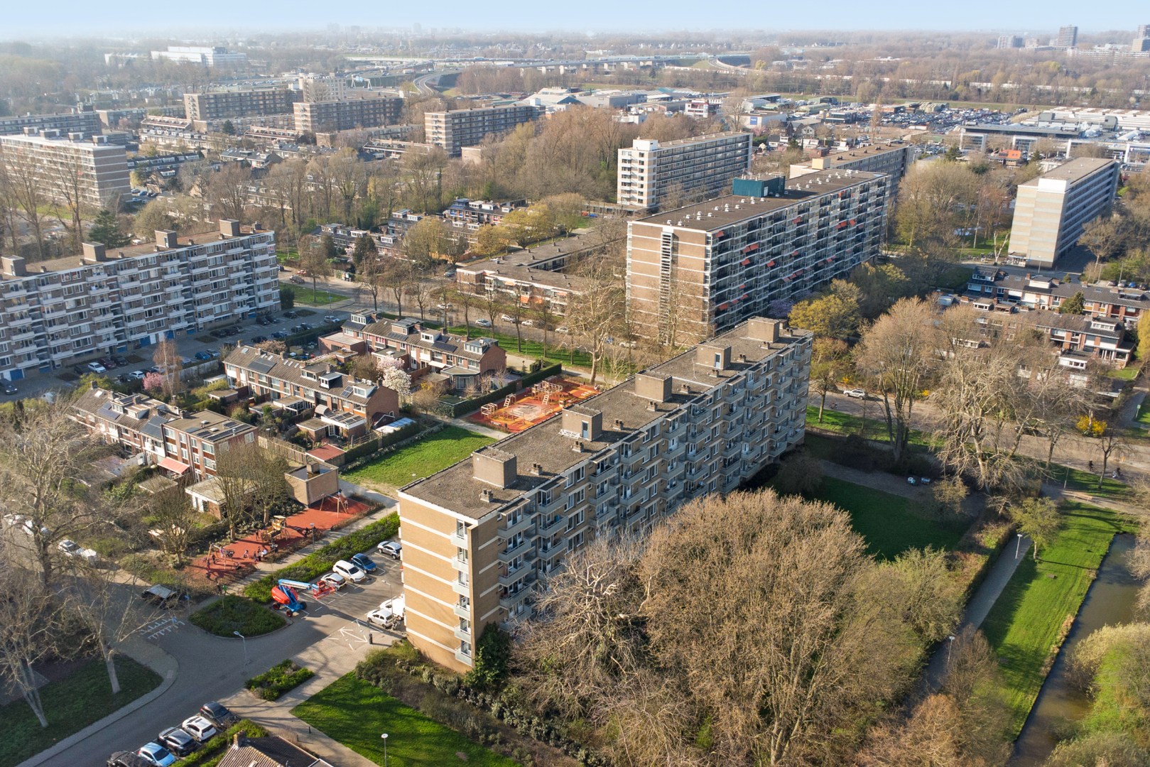 Dit 3 (voorheen 4) kamer appartement is helemaal naar eigen smaak te realiseren met 2 slaapkamers (3e slaapkamer is gemakkelijk te realiseren), 3 balkons, berging in de onderbouw en gelegen op eigen g 