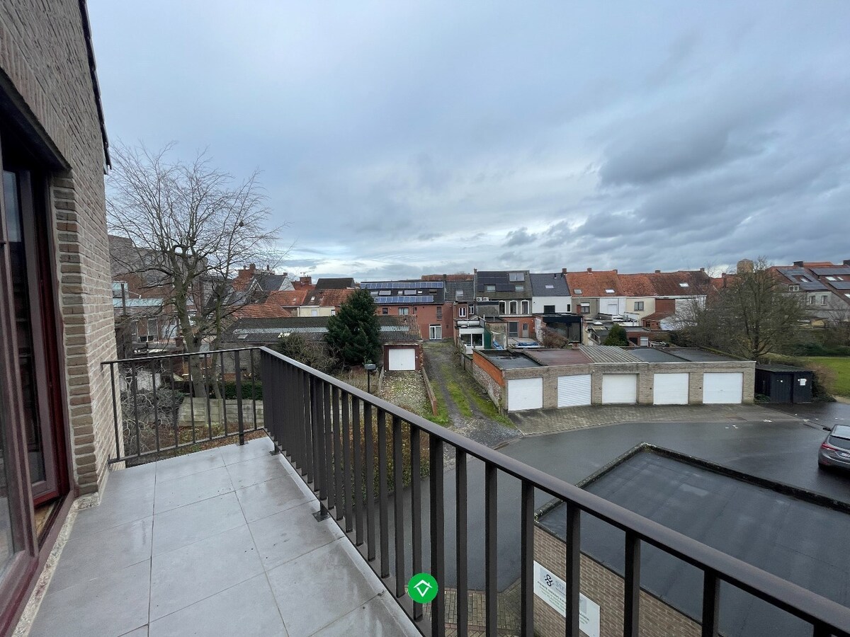 Ruim 2-slaapkamersappartement met garage in centrum Roeselare 