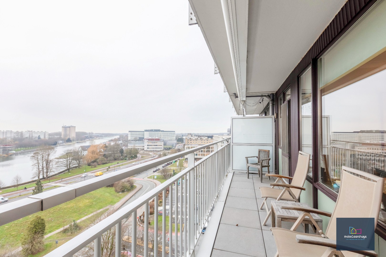 Ruim 2 slaapkamerappartement met garagebox nabij de Blaarmeersen 