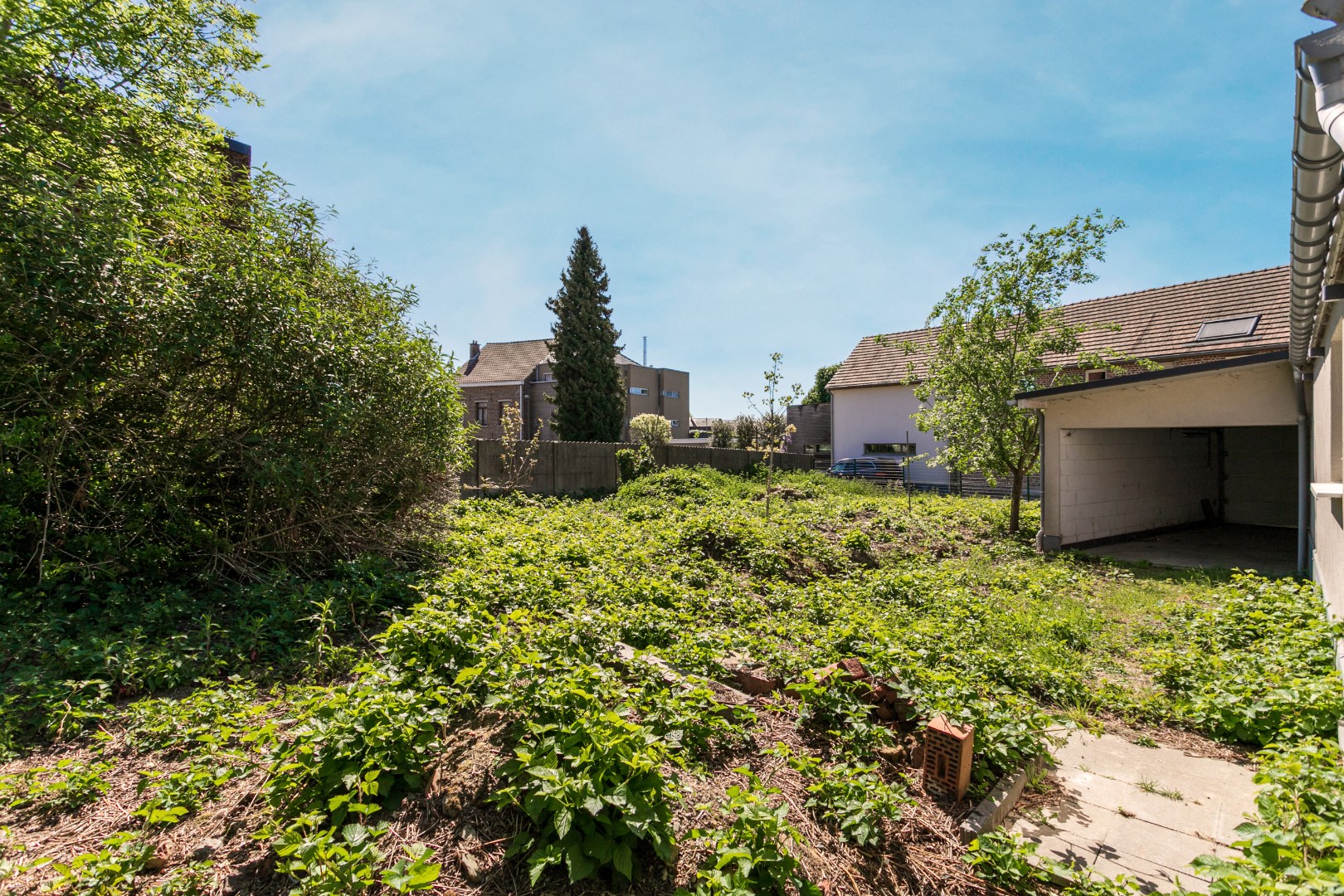 Te renoveren eigendom (317 m²) met veel potentieel, ruime tuin (6a 42ca) en dubbele achterliggende carport met toegang tot de achterliggende straat in Kester 