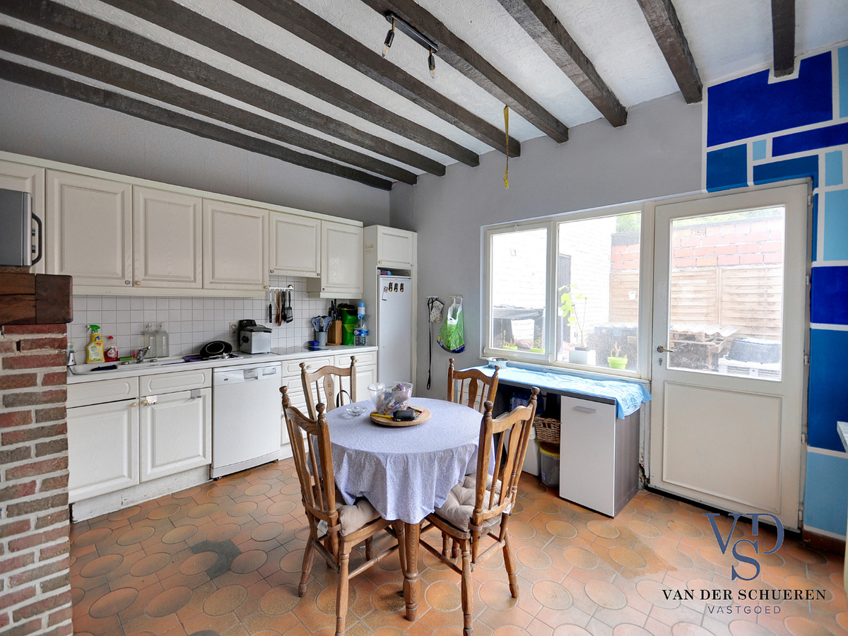 Op te frissen gezinswoning in hartje Gavere ! 