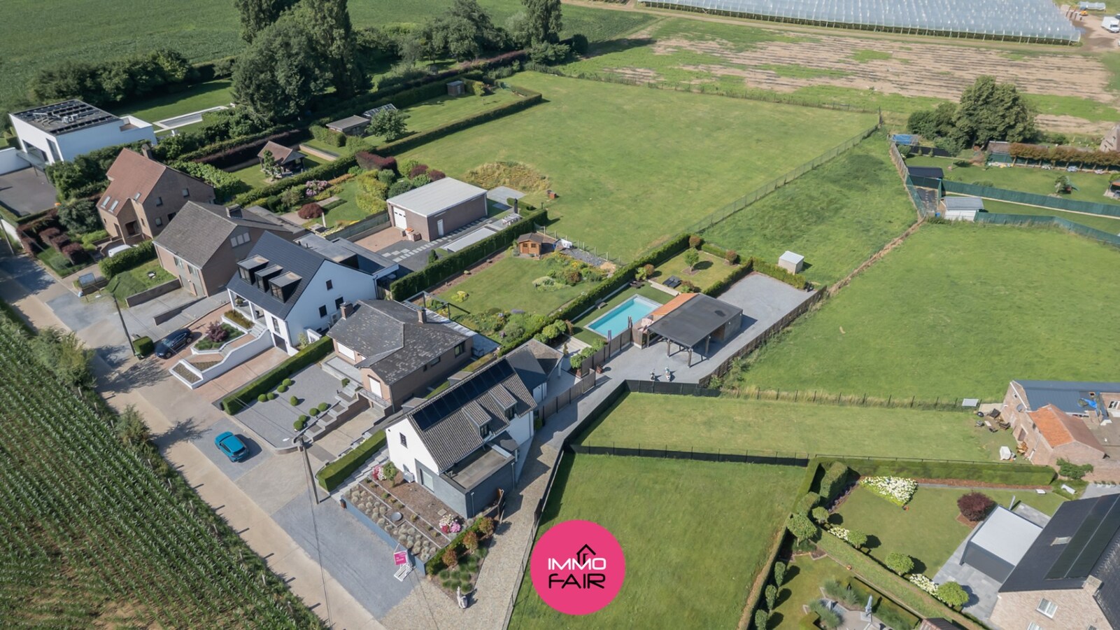 Unieke villa met zwembad en aansluitende weide 