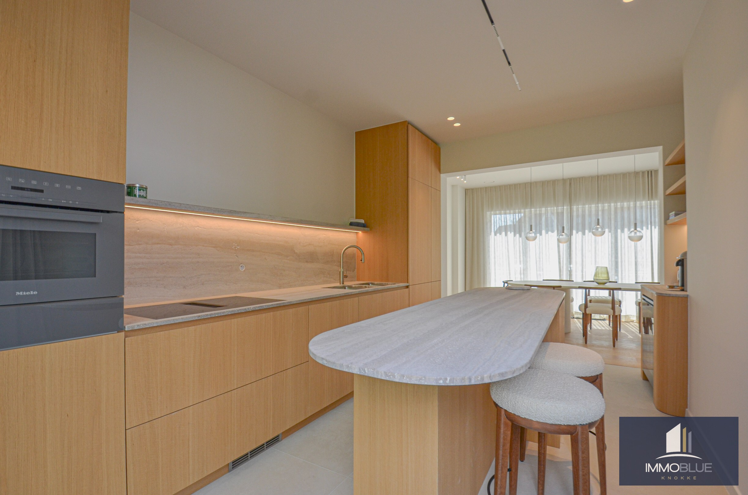 Exclusieve villa: Uitzonderlijk volledig gerenoveerde villa met frontaal zeezicht. 