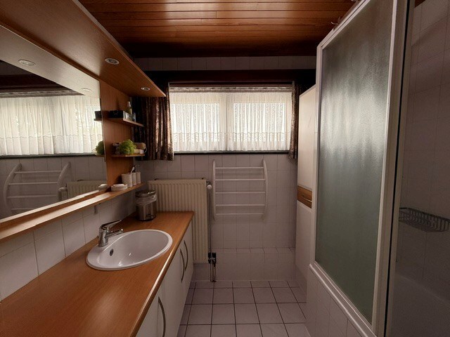 Halfopen woning met 3 slaapkamers, inpandige garage en mooie tuin in Kleine Brogel. 