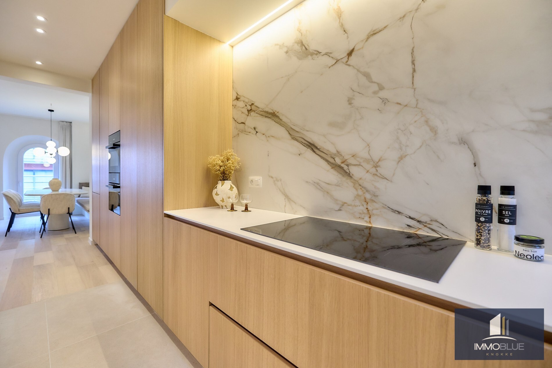 Appartement spacieux, entièrement rénové, avec quatre chambres et vue latérale sur la mer, situé à proximité de la Place Van Bunnen. 