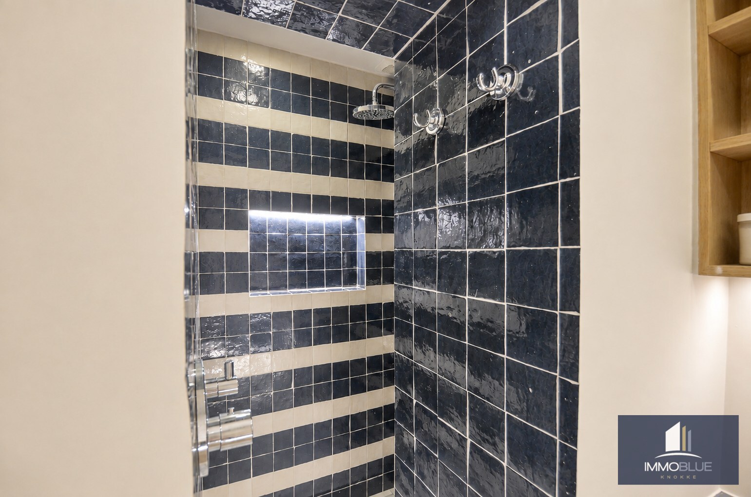 Stijlvol hoekappartement met tijdloze elegantie en een open zicht op de Kustlaan. 