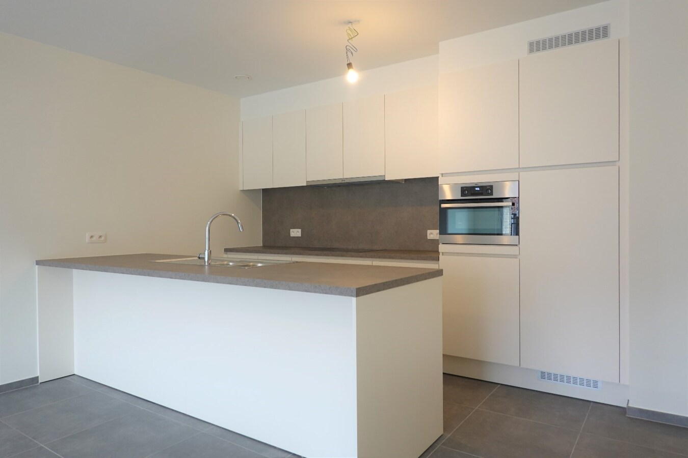 Recent nieuwbouwappartement (2023) met dubbele garage 