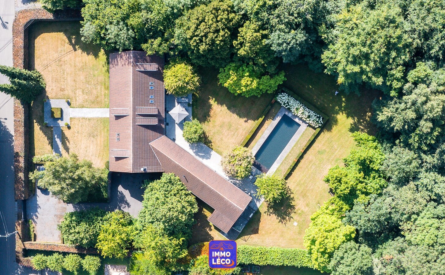 Villa semi Plain-Pied érigée sur 4592m², piscine, 4 garages, parking 10 voitures, ... COUP DE COEUR assuré ! 