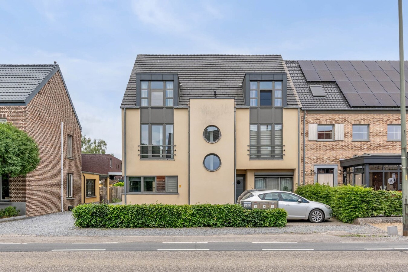 Gelijkvloers INVESTERINGSAPPARTEMENT vlakbij centrum met fraai terras en autostandplaats. 