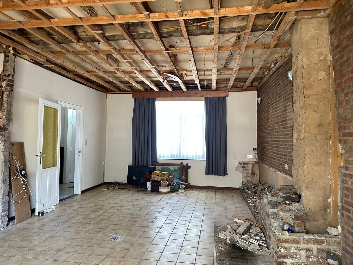 Charmant Leut : te renoveren woning met 3 slaapkamers, terras, tuin, garage, berging. 