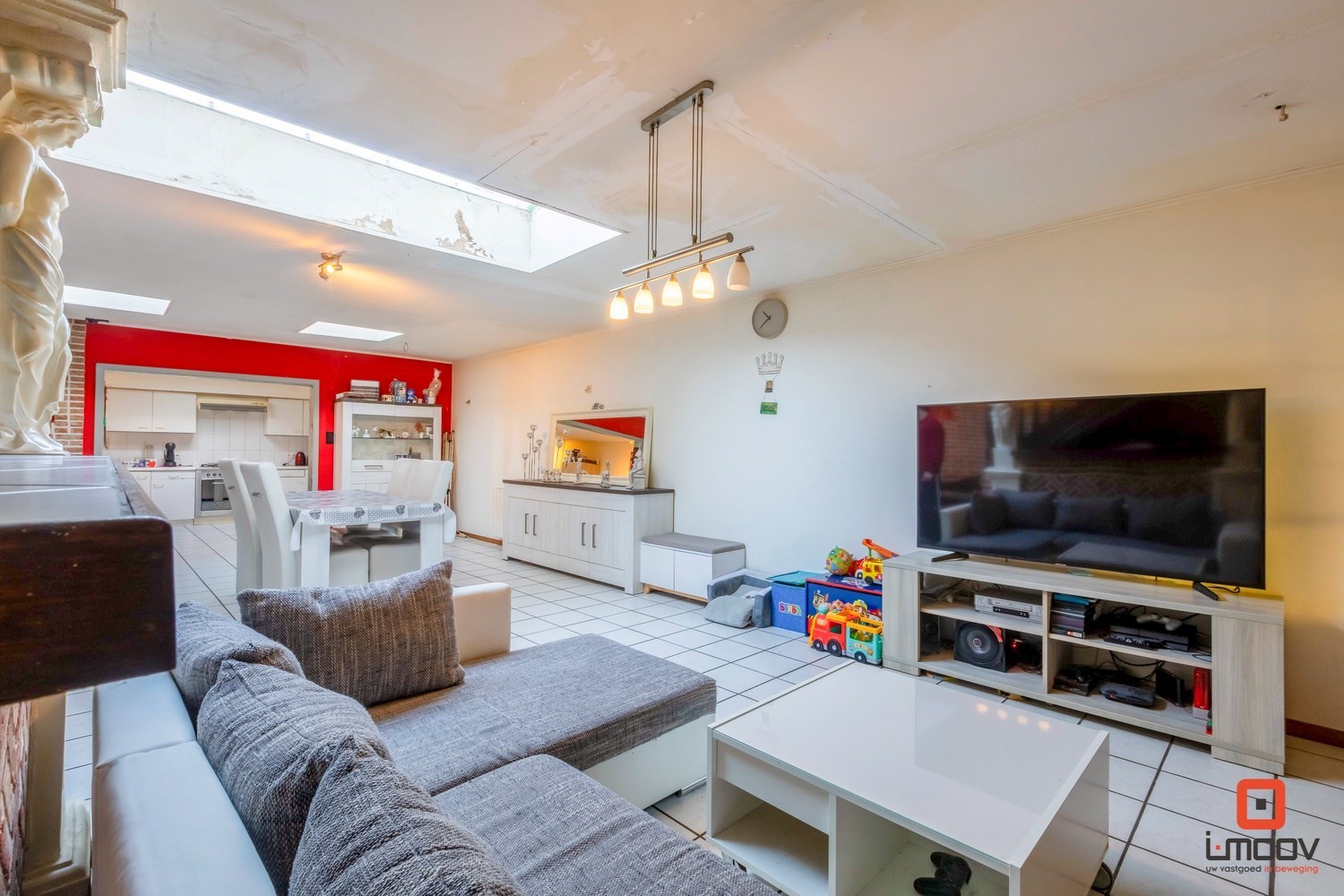 Te renoveren eengezinswoning met voldoende parkeermogelijkheden. 