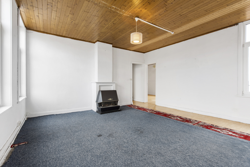 VERKOCHT!Op te frissen handelspand met woonst. 