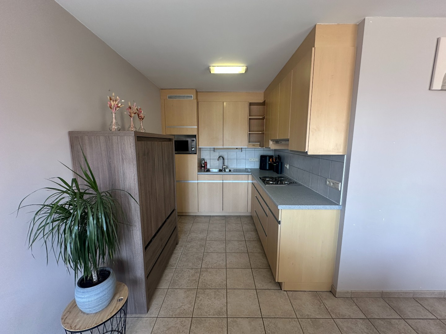 Ruim appartement met 3 slpk, terrasje en autostaanplaats, Eernegem. 
