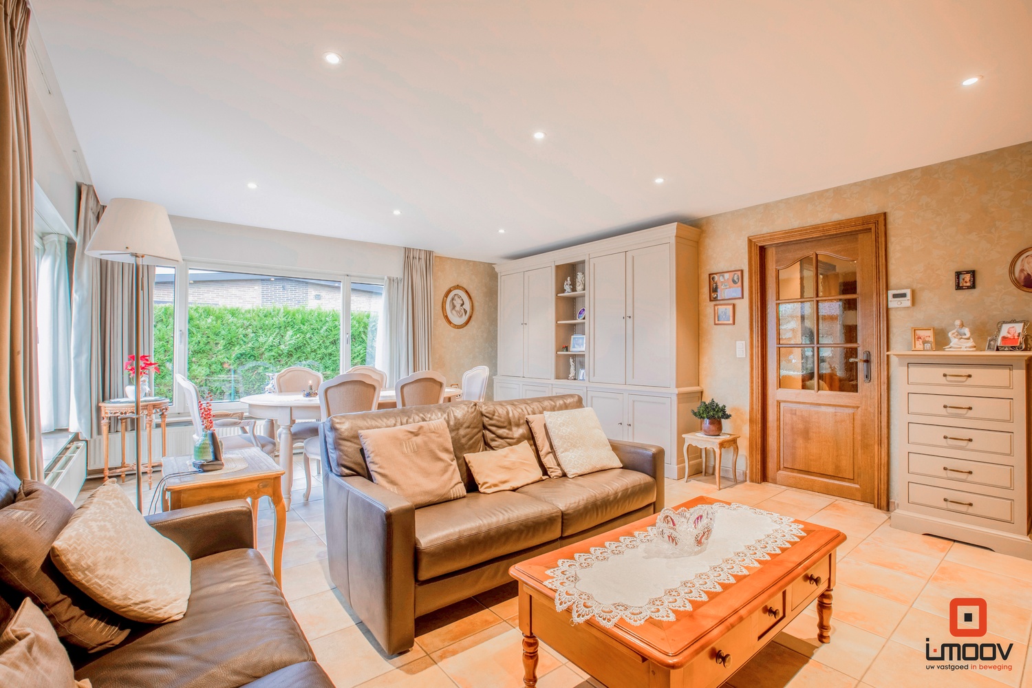 Halfopen bungalow in woonwijk 