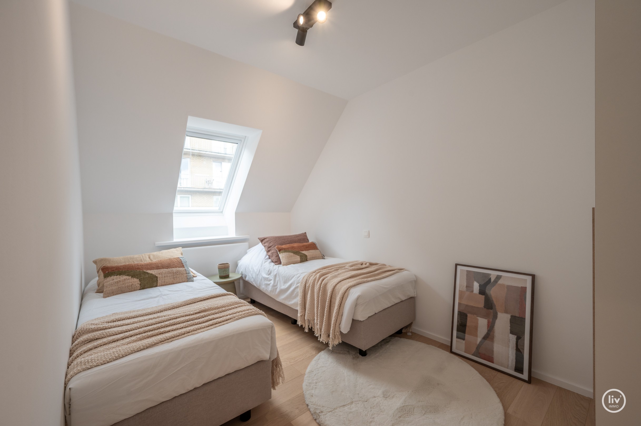 Magnifique appartement en duplex avec une largeur exceptionnelle de façade de 18 mètres et une terrasse généreuse orientée au sud offrant une vue dégagée sur l'arrière-pays de Knokke, à seulement 100 