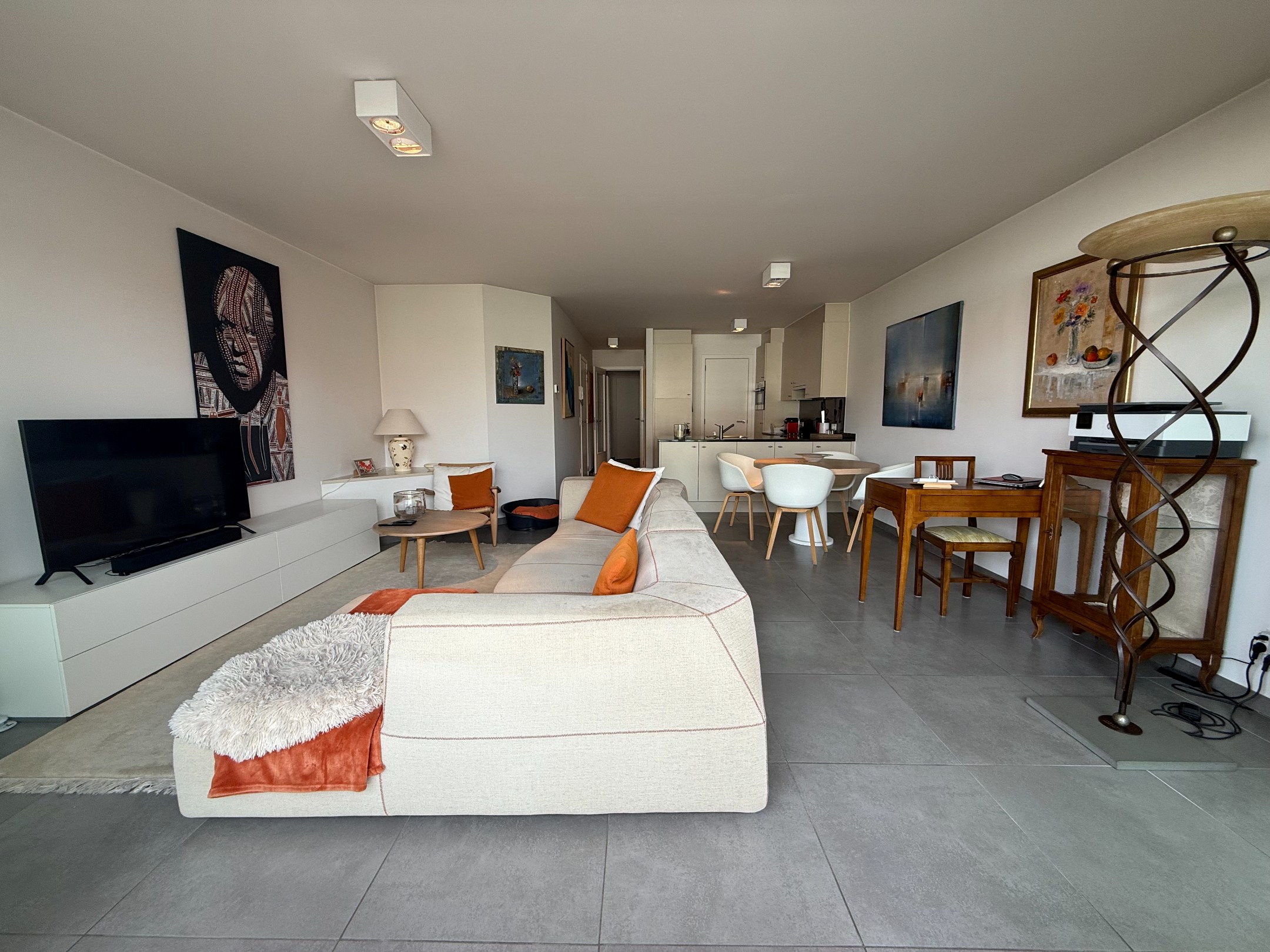 Heel goed gelegen en netjes onderhouden appartement met een open zicht en 2 slaapkamers gelegen in de Koningslaan, vlakbij de Zeedijk. 
