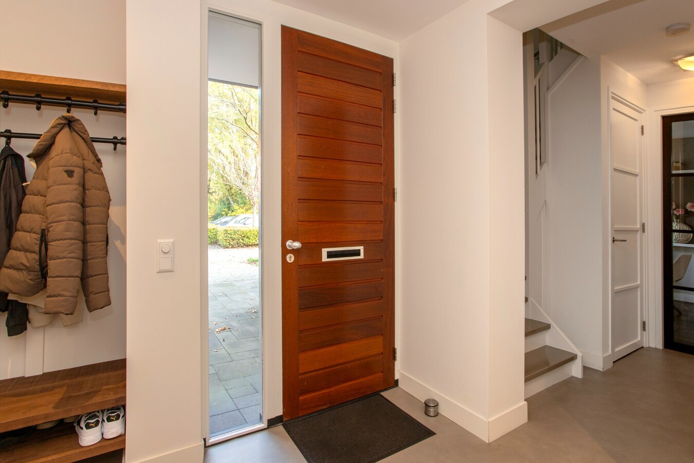 Zeer ruime hoekwoning met volop leefruimte en groen uitzicht in kindvriendelijke wijk! 