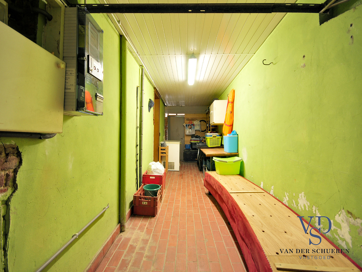 Op te frissen gezinswoning in hartje Gavere ! 