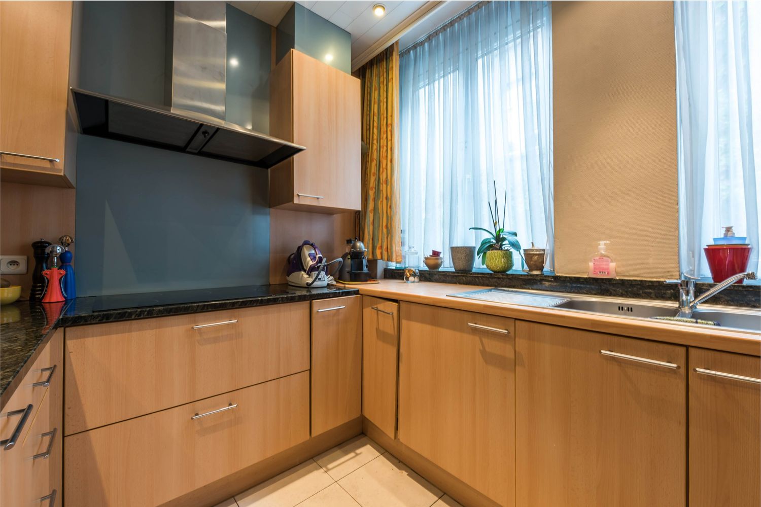 Zeer mooi en ruim handelspand met grote gerieflijke woonst op toplocatie in de Gentse historische binnenstad! 