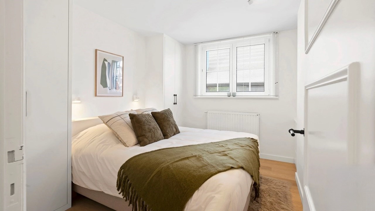 Gezellige villa in een paadje op een zeer centrale ligging, net naast het commerciële centrum van Knokke en op wandelafstand van de zee. 