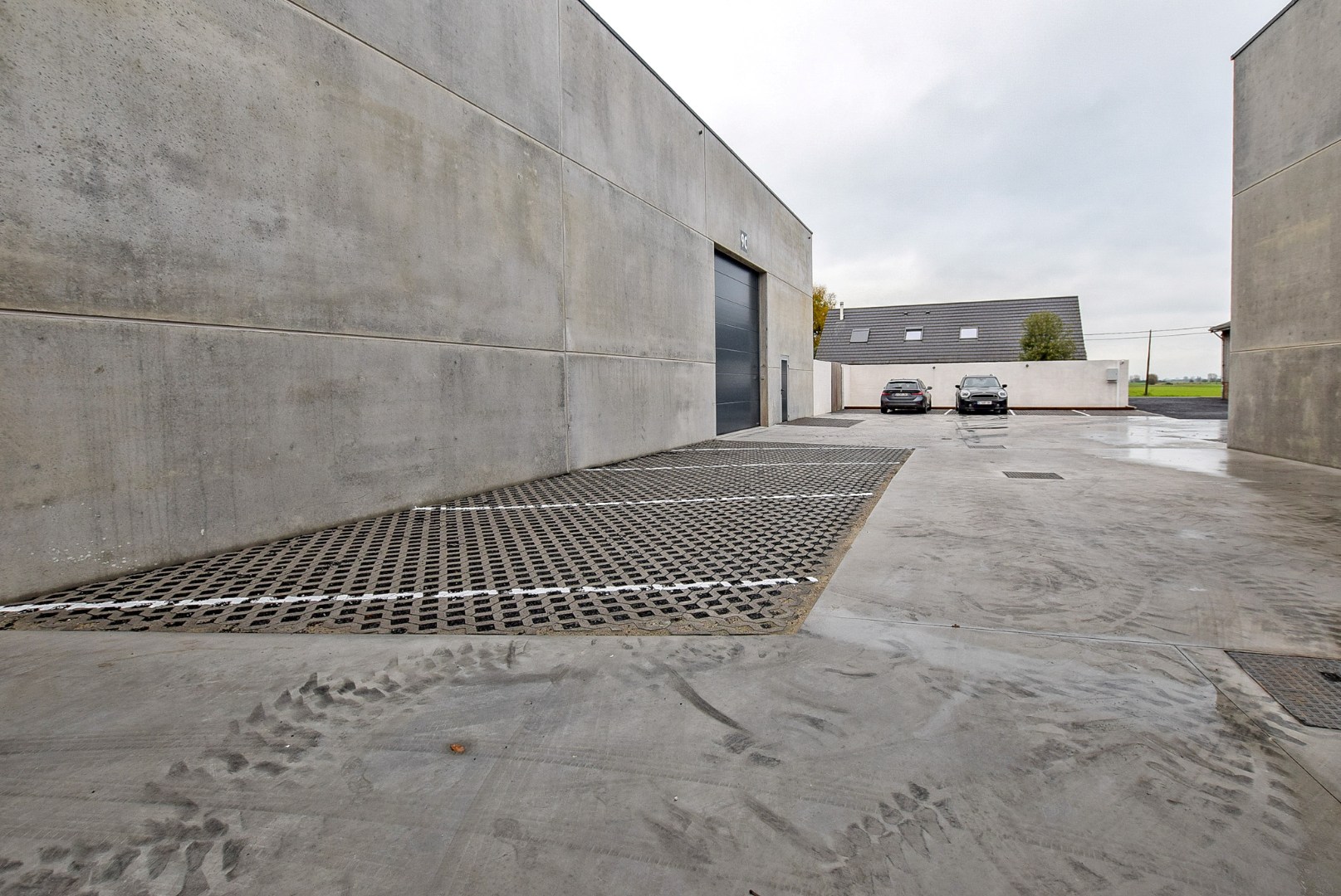 Geïsoleerde nieuwbouwloods 9F (loods 5) (249m²) te huur op een industrie- ambachtzone te Vleteren. 