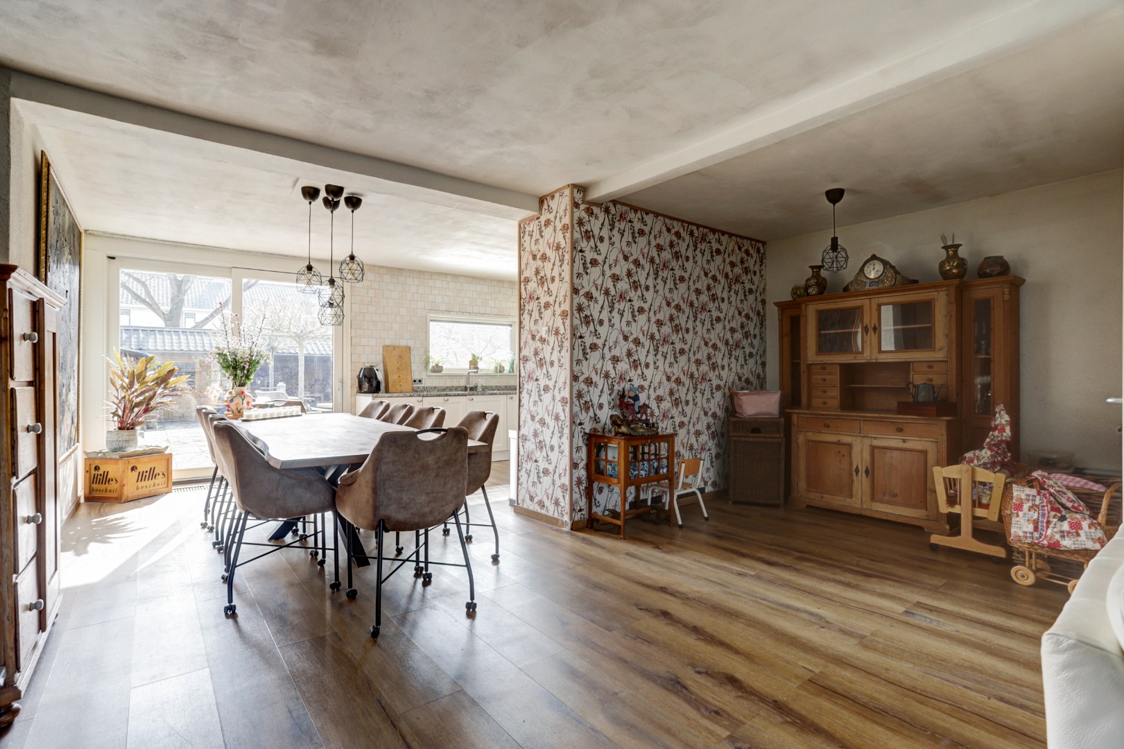Ruime uitgebouwde 6-kamer hoekwoning met kunststofkozijnen, dakkapellen, grote tuin en eigen grond. 
