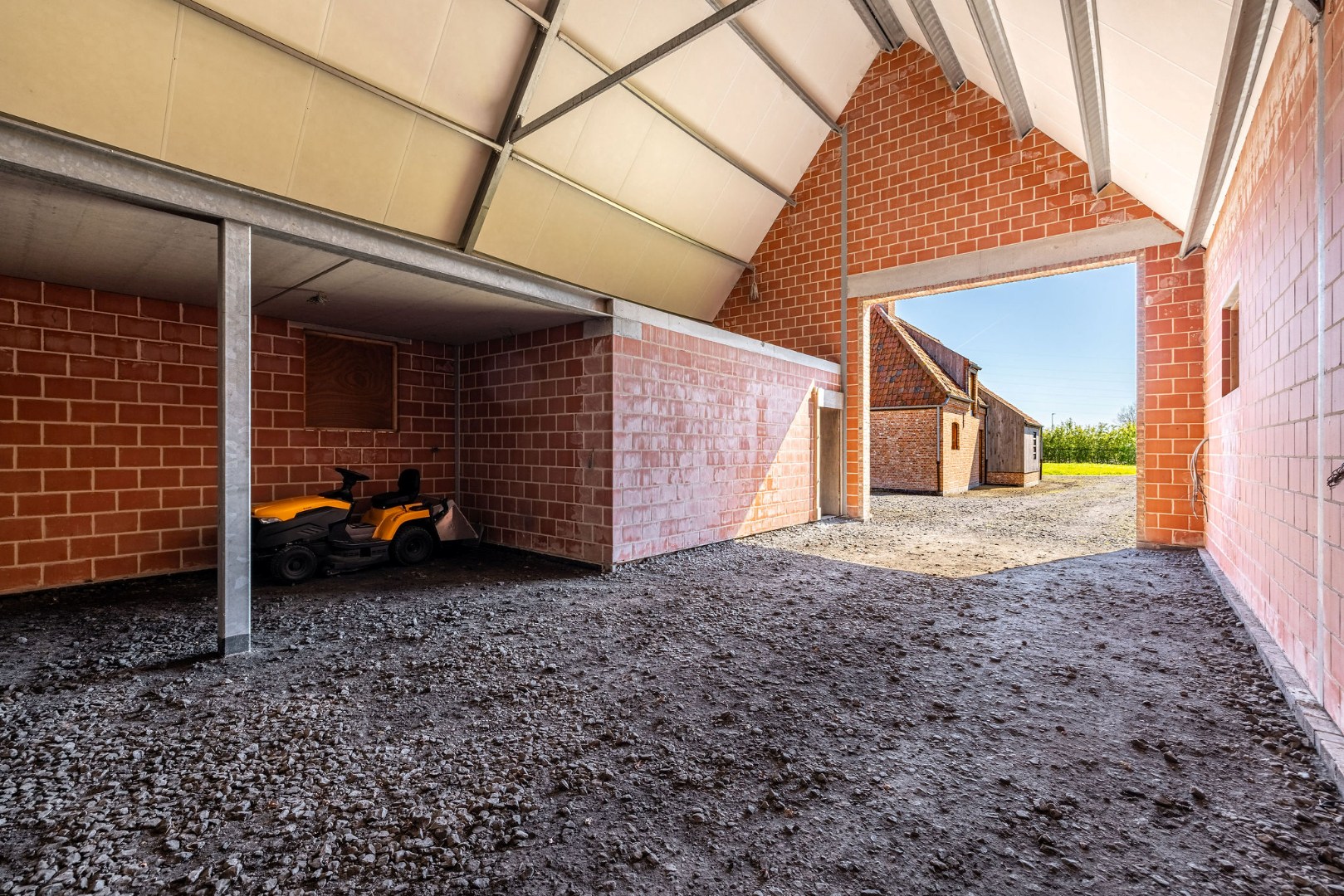 Landelijk gelegen ruwbouwhoeve met bijgebouwen op uitzonderlijk perceel van ca. 9.331 m² 