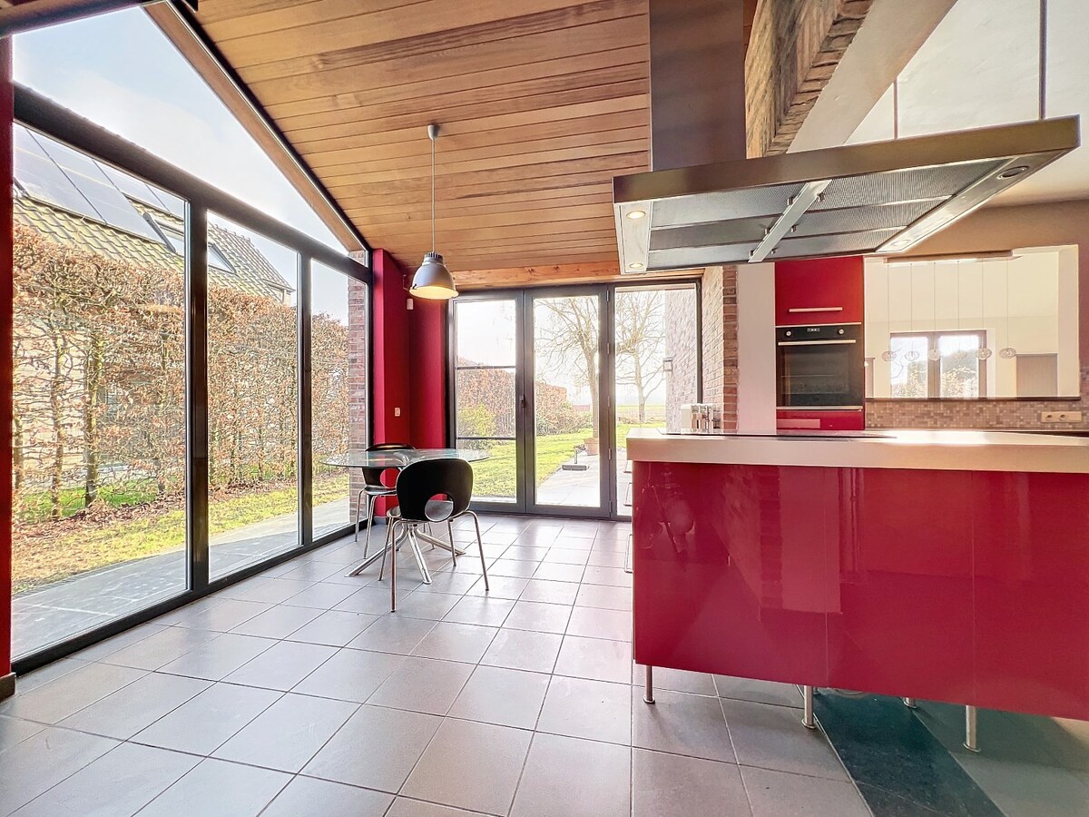 Ruime villa met unieke architectuur en tuin te Tollembeek 