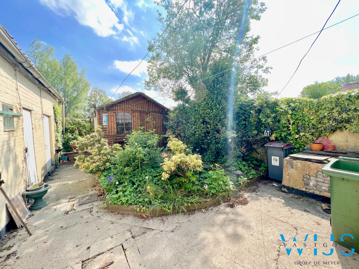 Te renoveren woonhuis op een zeer rustige ligging te Zelzate ! 