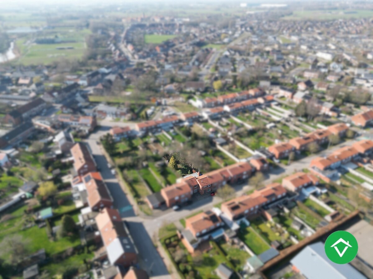 Stevige rijwoning met 4 slaapkamers, tuin en garage te Roeselare 