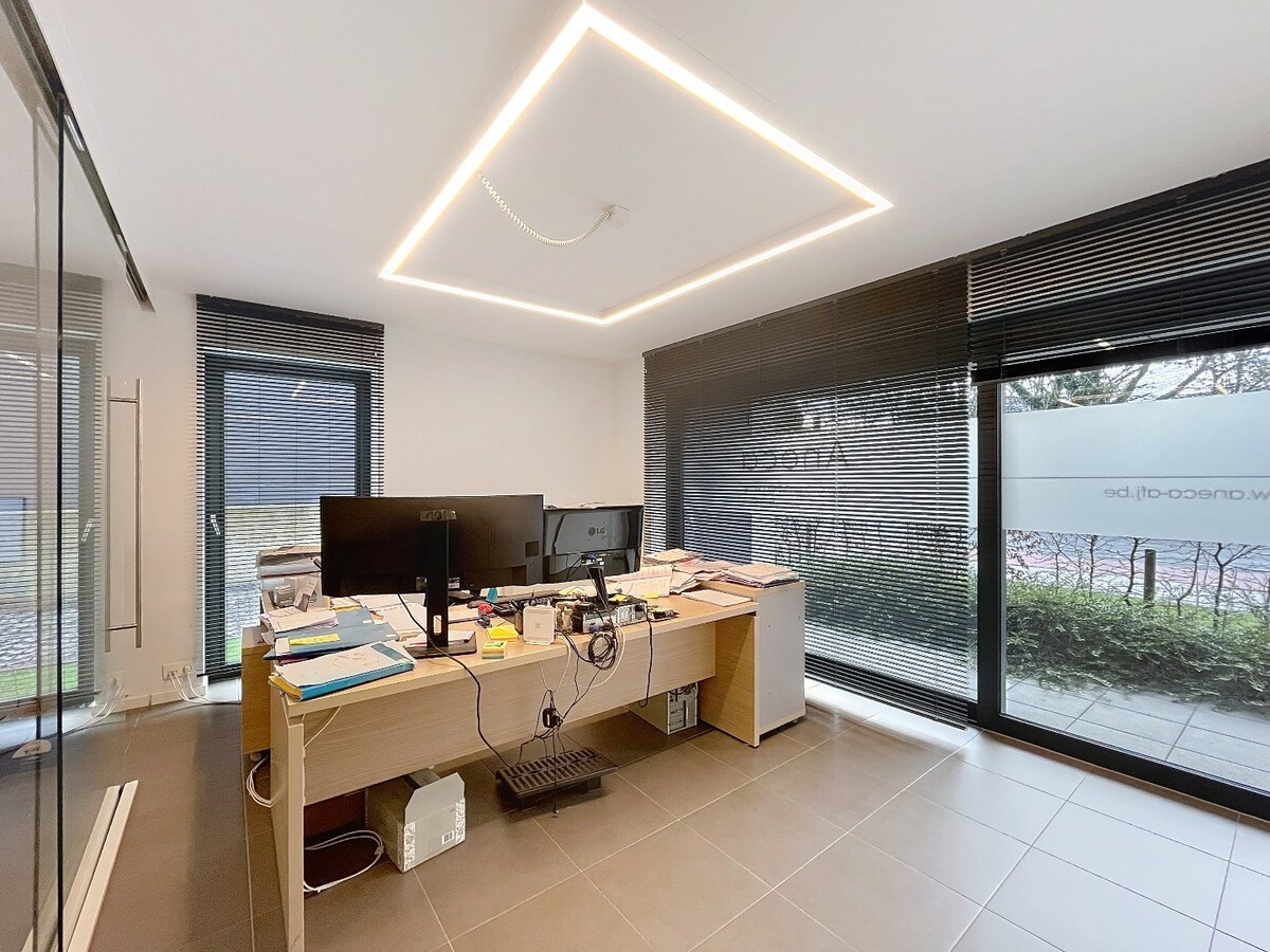 Commercieel kantoor op toplocatie in Aalter met 5 bureau ruimtes 